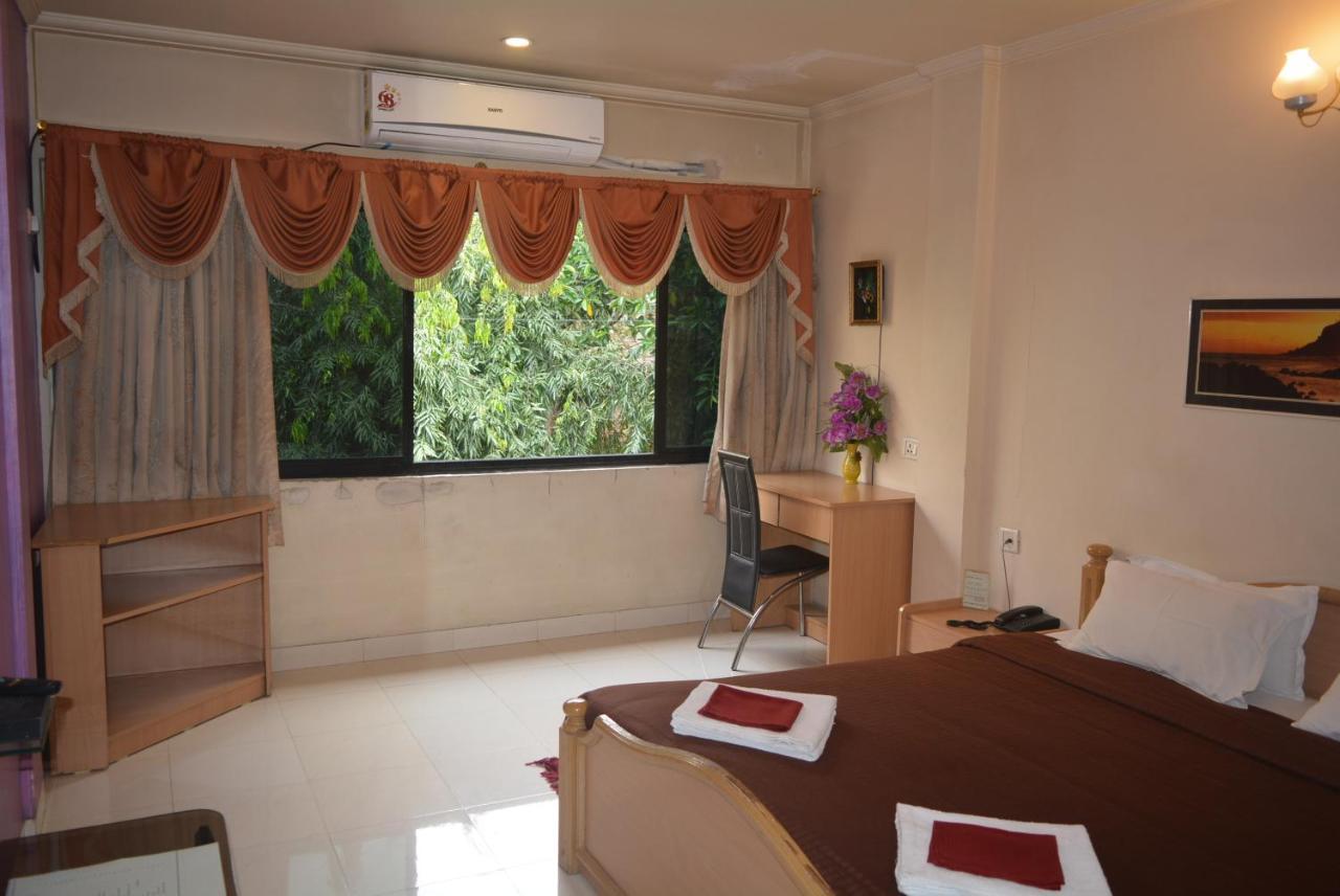 Hotel Poonam Kültér fotó