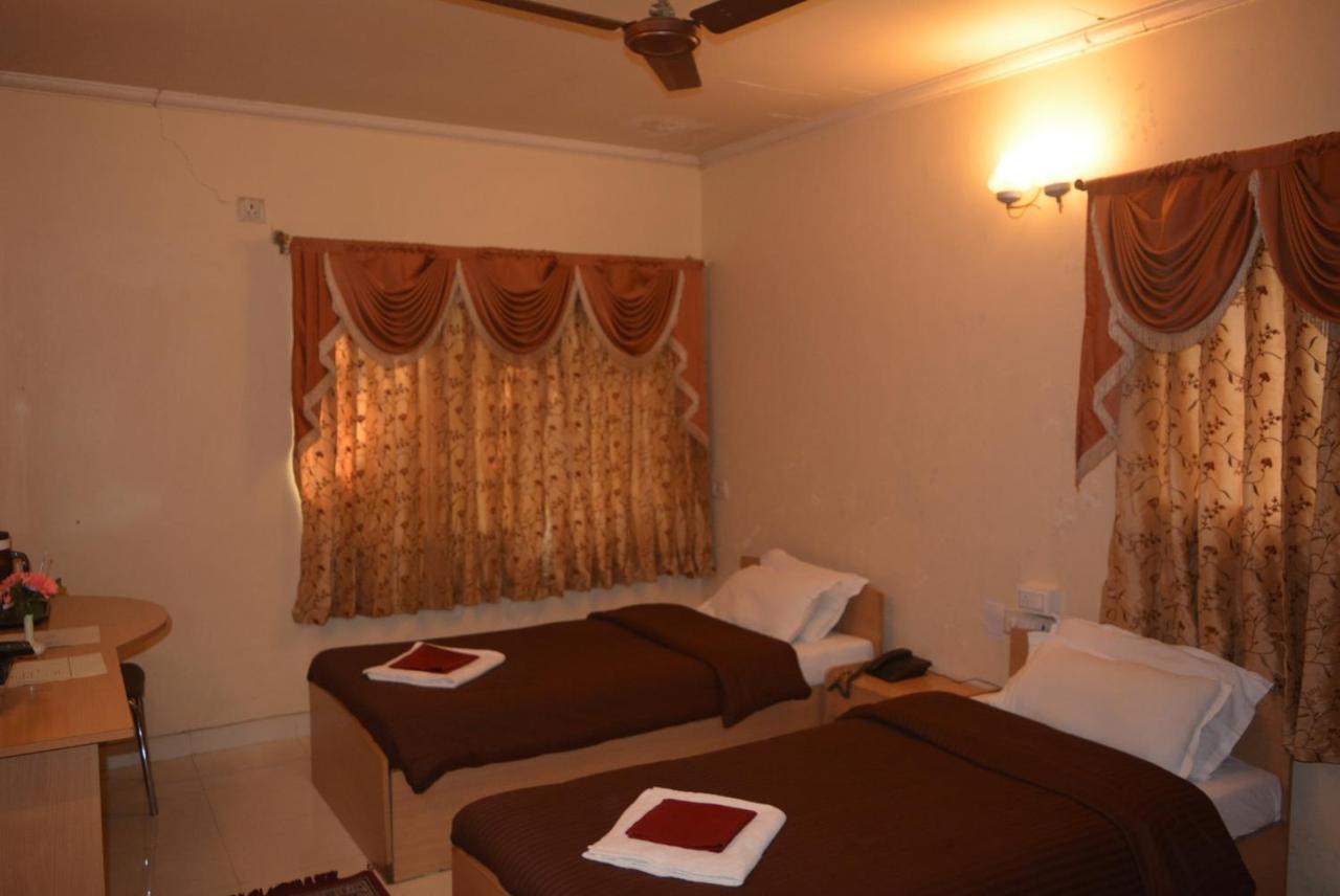 Hotel Poonam Kültér fotó