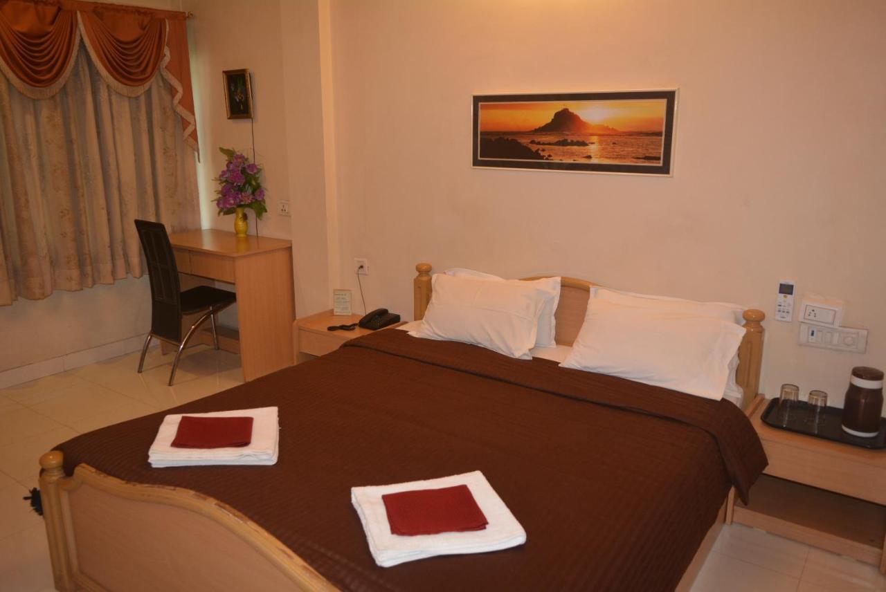 Hotel Poonam Kültér fotó