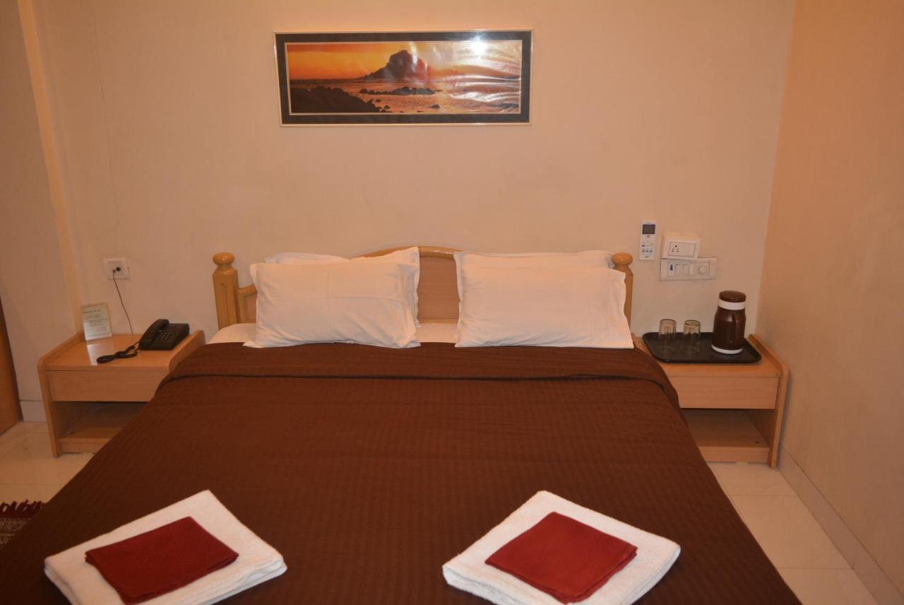Hotel Poonam Kültér fotó
