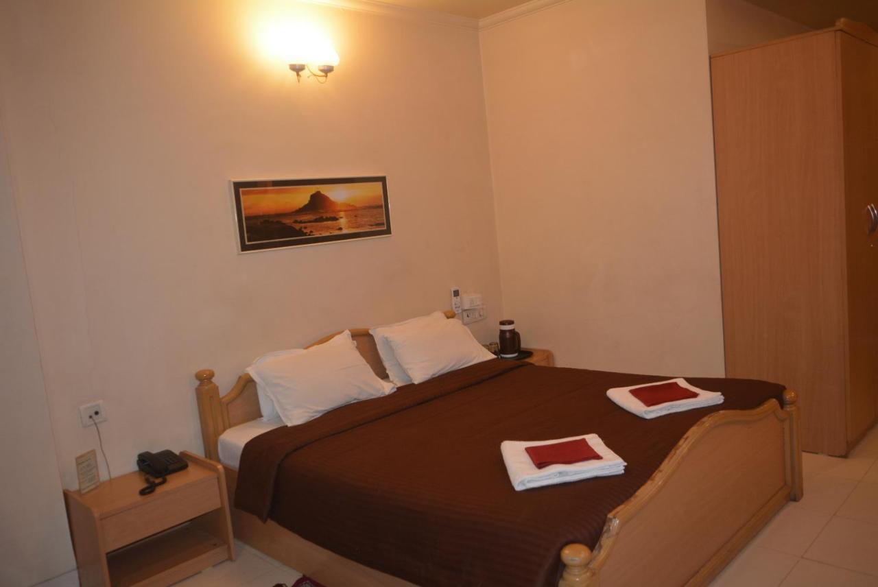 Hotel Poonam Kültér fotó