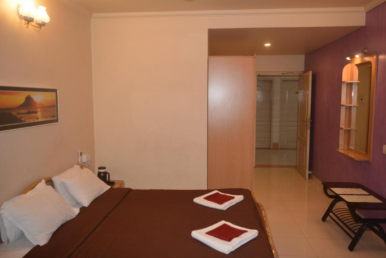 Hotel Poonam Kültér fotó