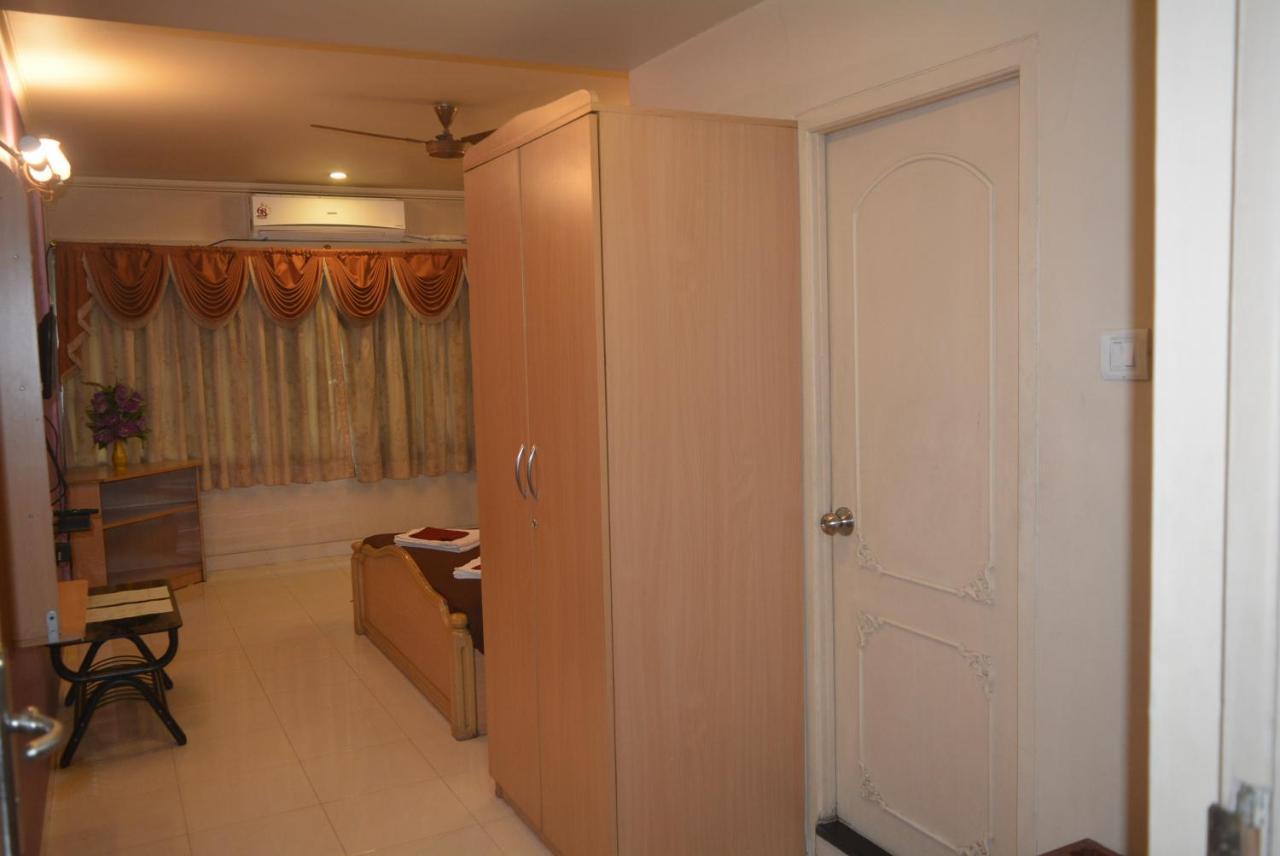 Hotel Poonam Kültér fotó