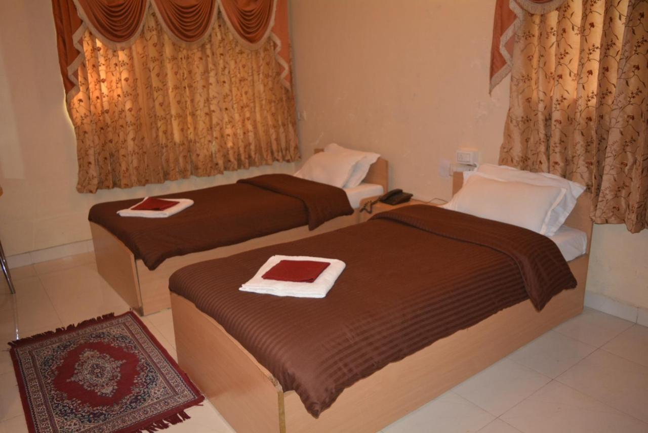 Hotel Poonam Kültér fotó