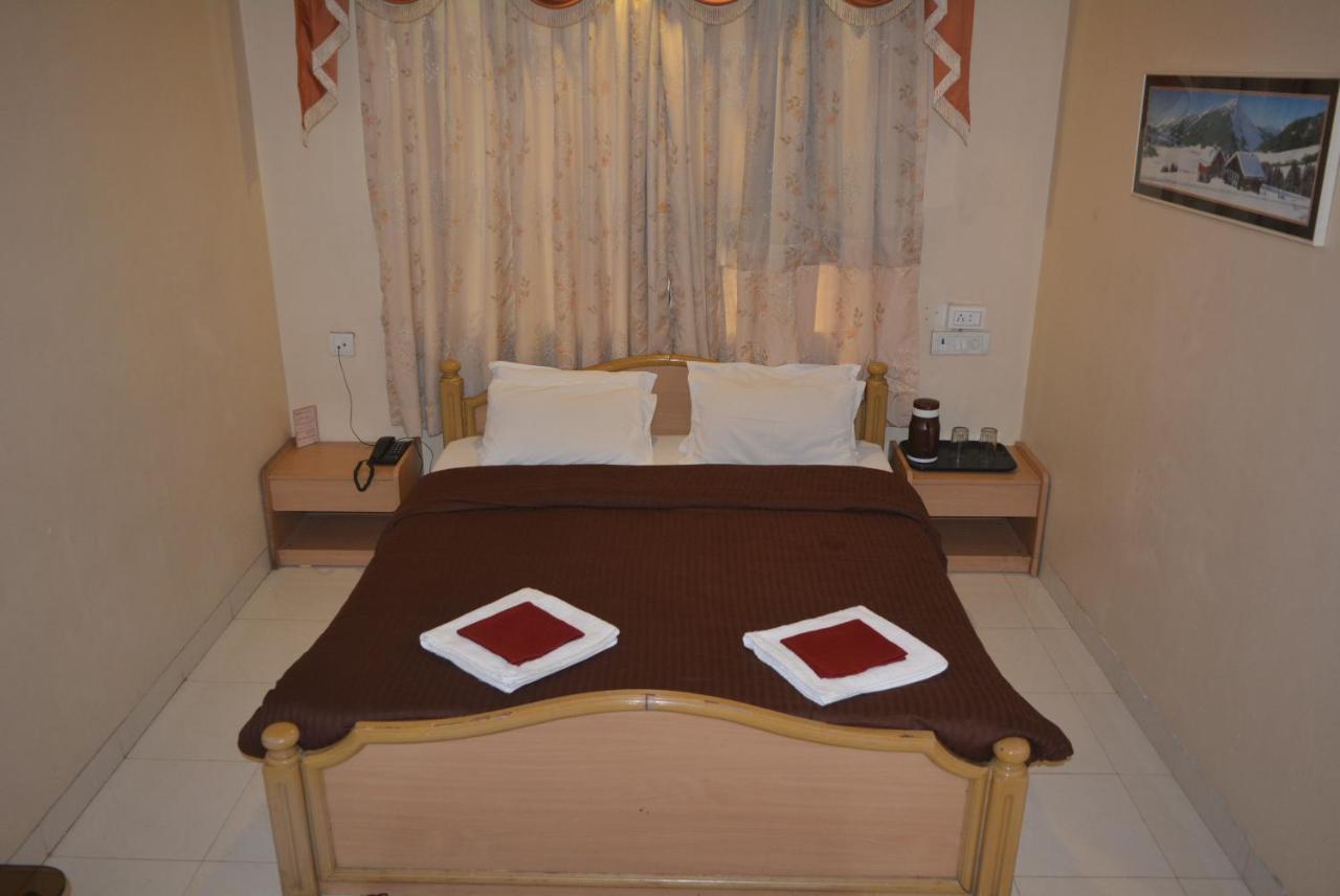 Hotel Poonam Kültér fotó