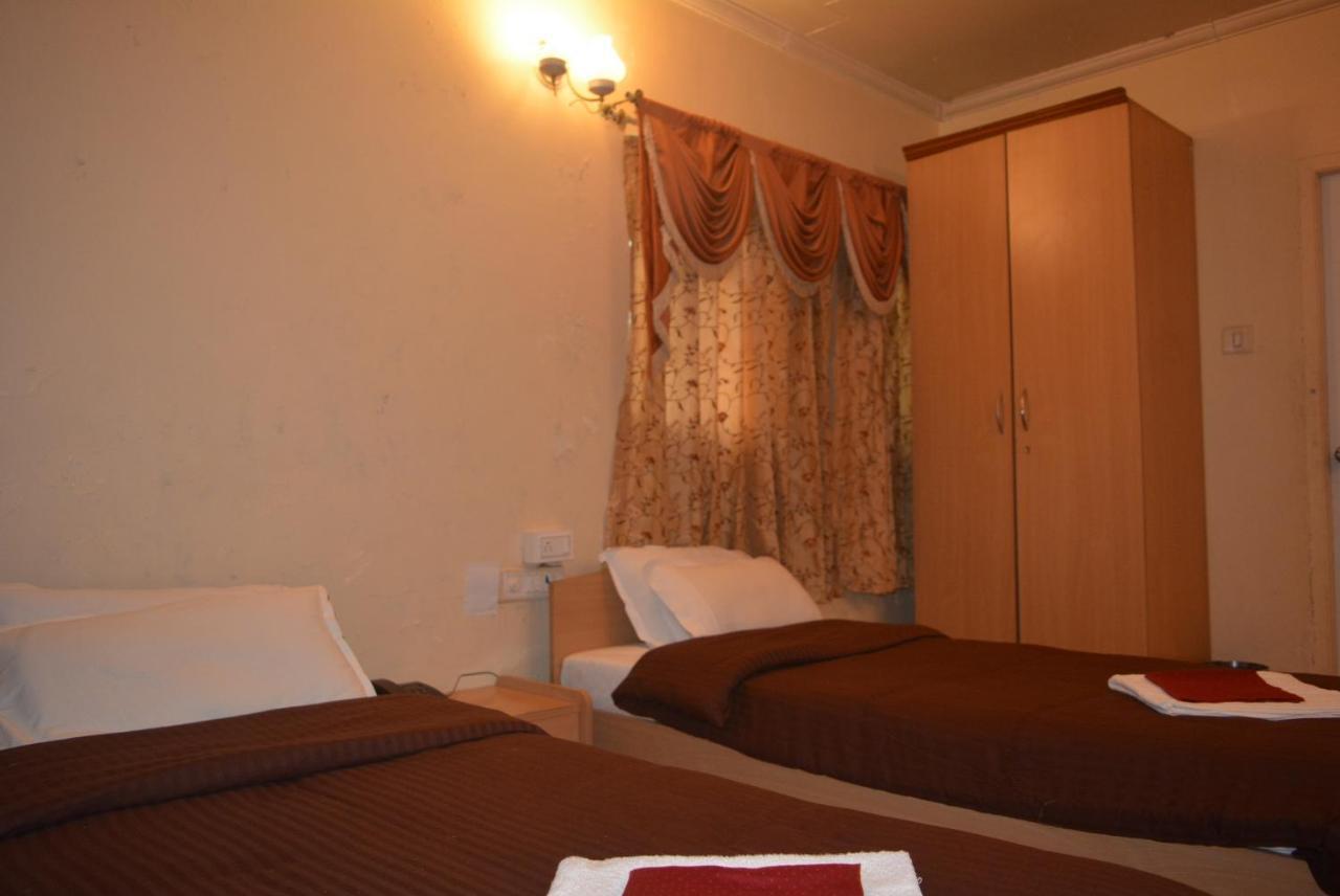 Hotel Poonam Kültér fotó