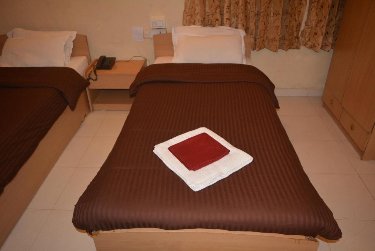 Hotel Poonam Kültér fotó