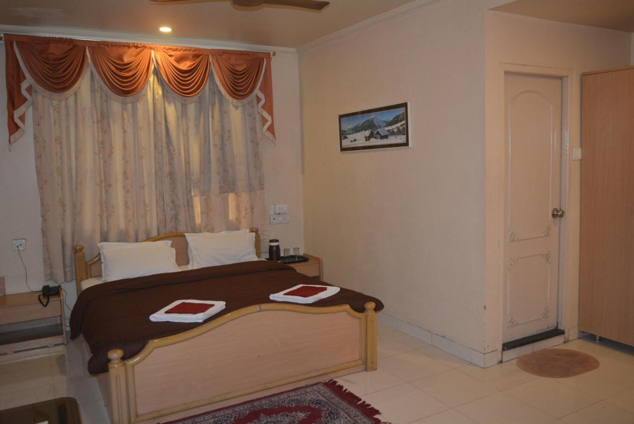 Hotel Poonam Kültér fotó