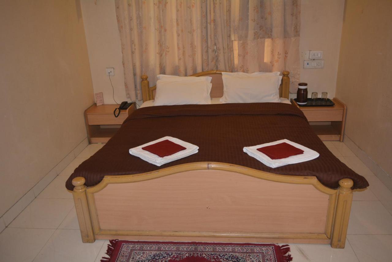 Hotel Poonam Kültér fotó