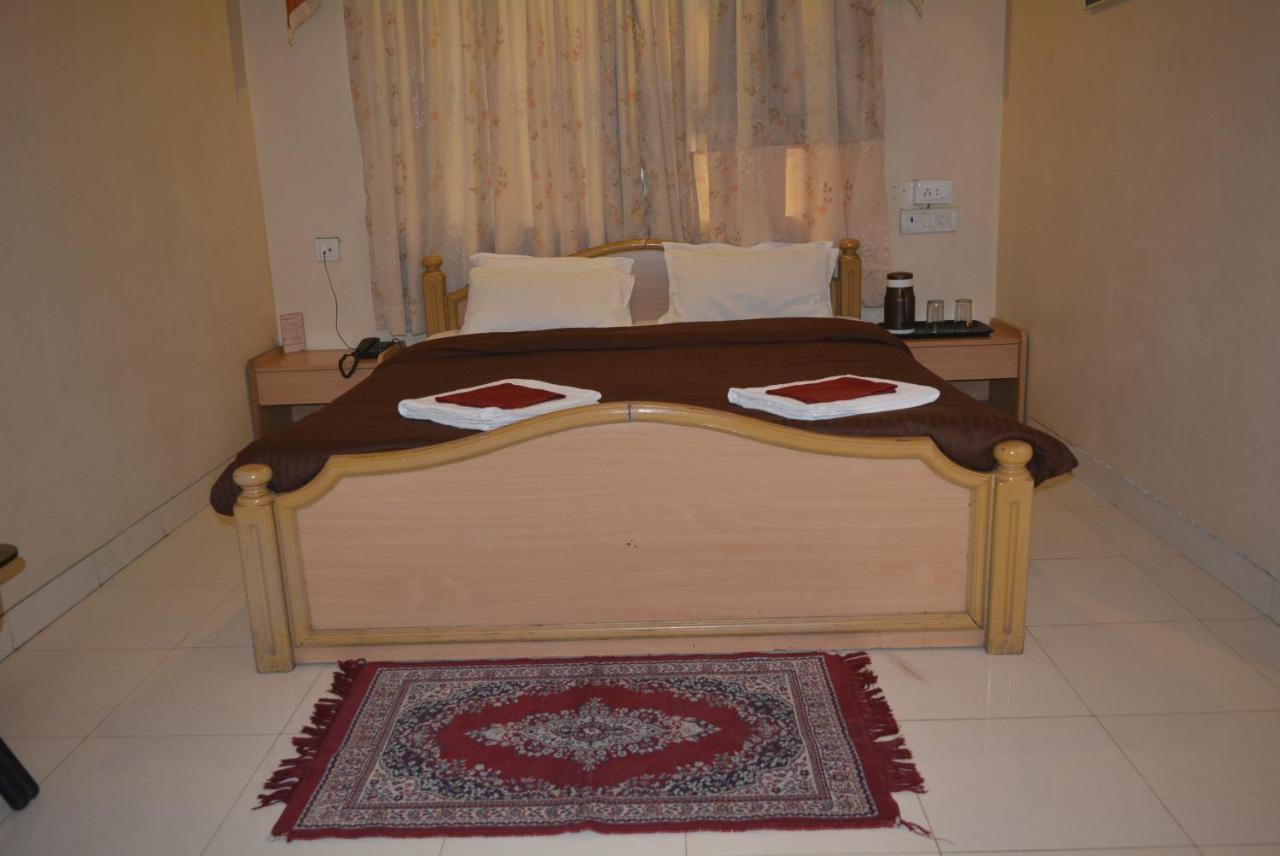 Hotel Poonam Kültér fotó