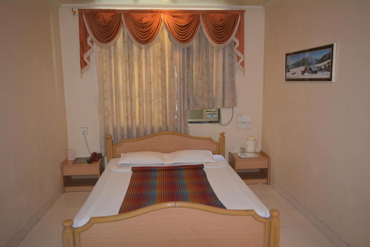 Hotel Poonam Kültér fotó